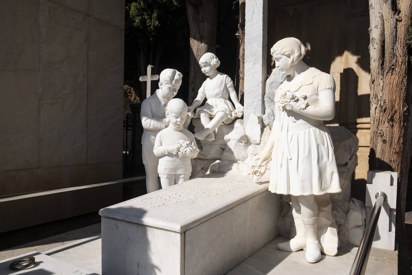 Nos adentramos en el cementerio de San José para mostrar los nichos más singulares