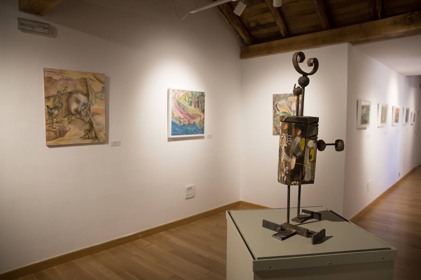 La muestra, denominada 'Poetas desafectos, excéntricos romeros', se compone de 60 piezas entre pinturas, esculturas y dibujos y se puede visitar en Armilla 