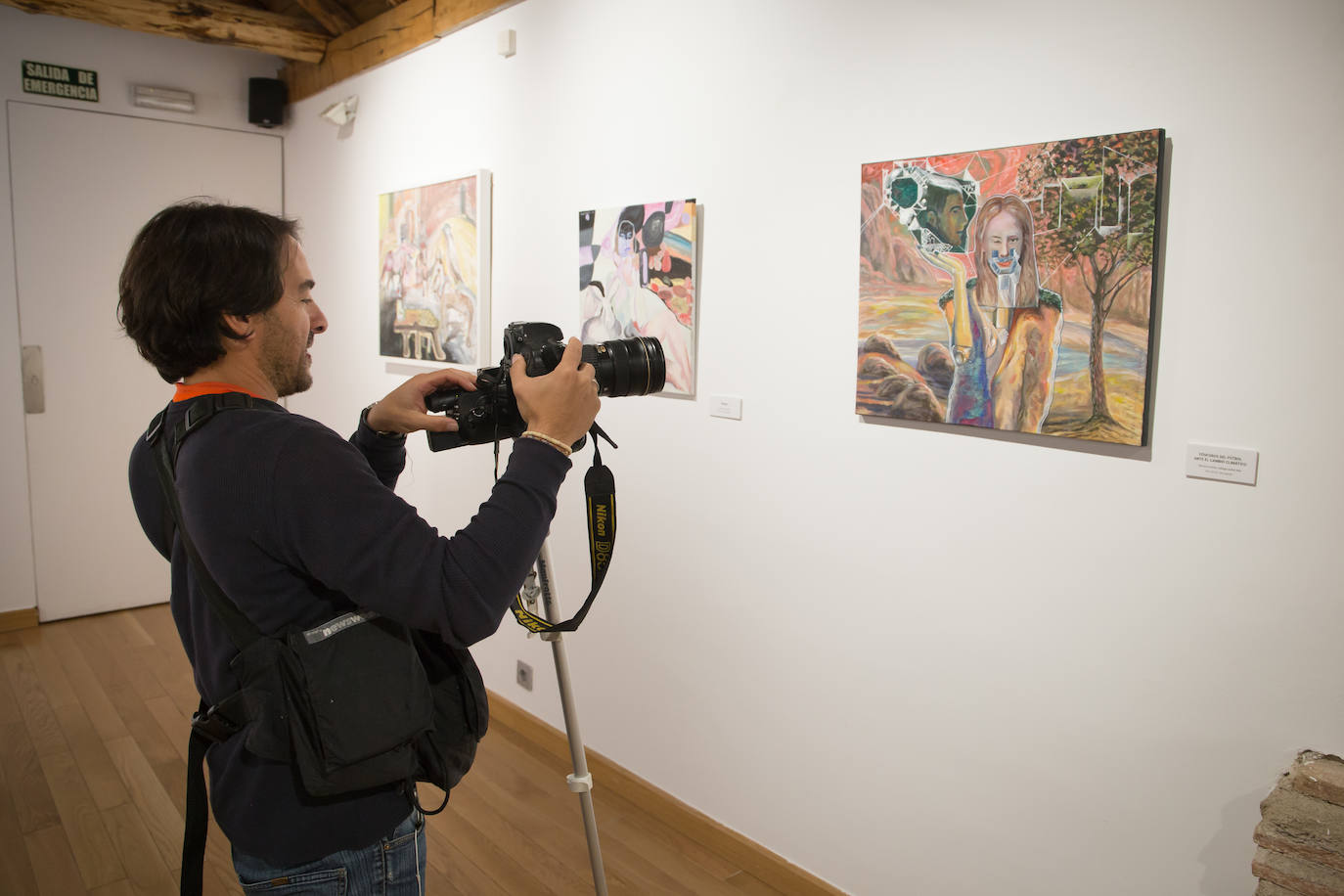 La muestra, denominada 'Poetas desafectos, excéntricos romeros', se compone de 60 piezas entre pinturas, esculturas y dibujos y se puede visitar en Armilla 