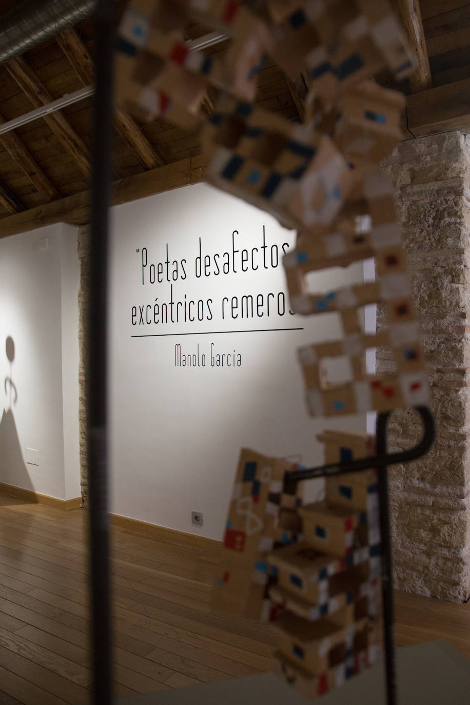 La muestra, denominada 'Poetas desafectos, excéntricos romeros', se compone de 60 piezas entre pinturas, esculturas y dibujos y se puede visitar en Armilla 