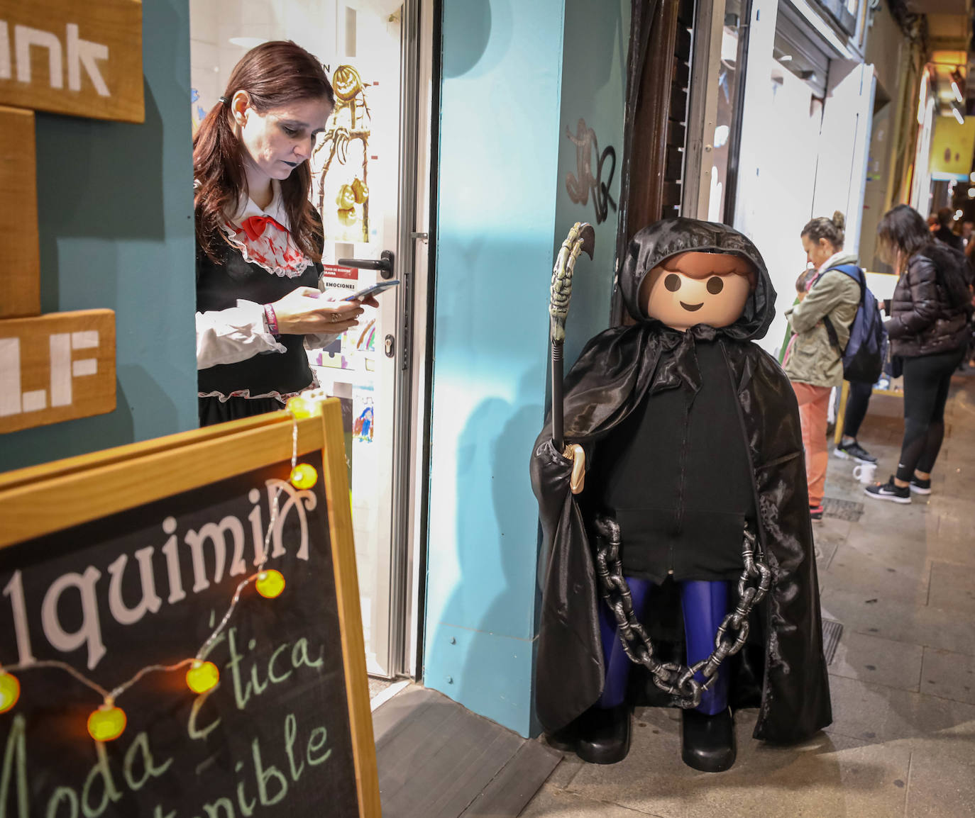 Granada se lanza a la calle a celebrar Halloween.