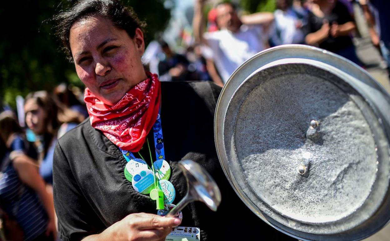 Una mujer participa en una protesta en una protesta en Santiago de Chile. 