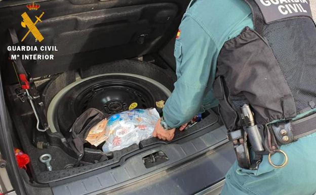 Se le avería el coche lleno de marihuana y le auxilian tres patrullas de la Guardia Civil