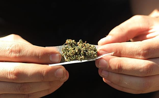 Pillan con 'maría' a un joven en Granada con una orden de expulsión por abusos sexuales