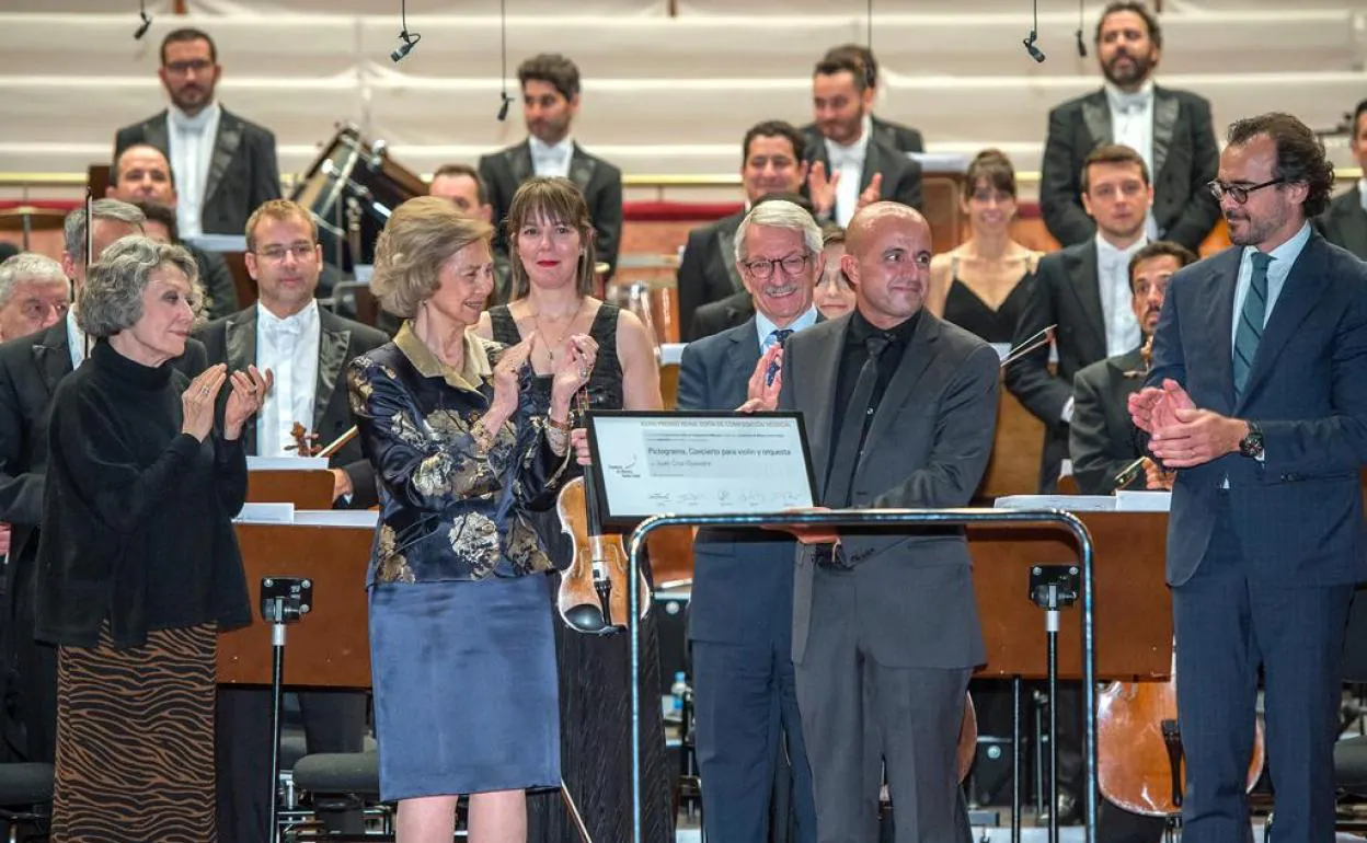 Juan Cruz-Guevara recibe el premio. 