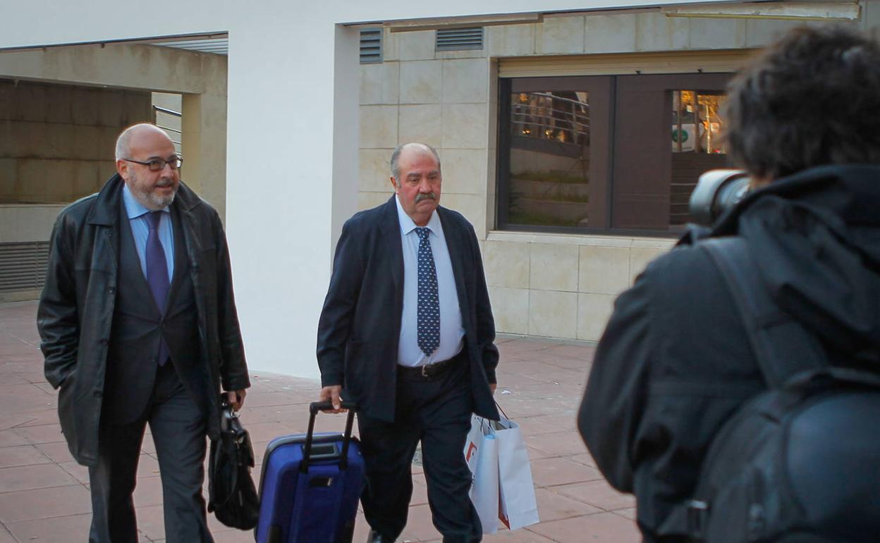 El letrado Jorge Fernández y el empresario Ramón Arenas, en una de sus visitas a la Caleta. 