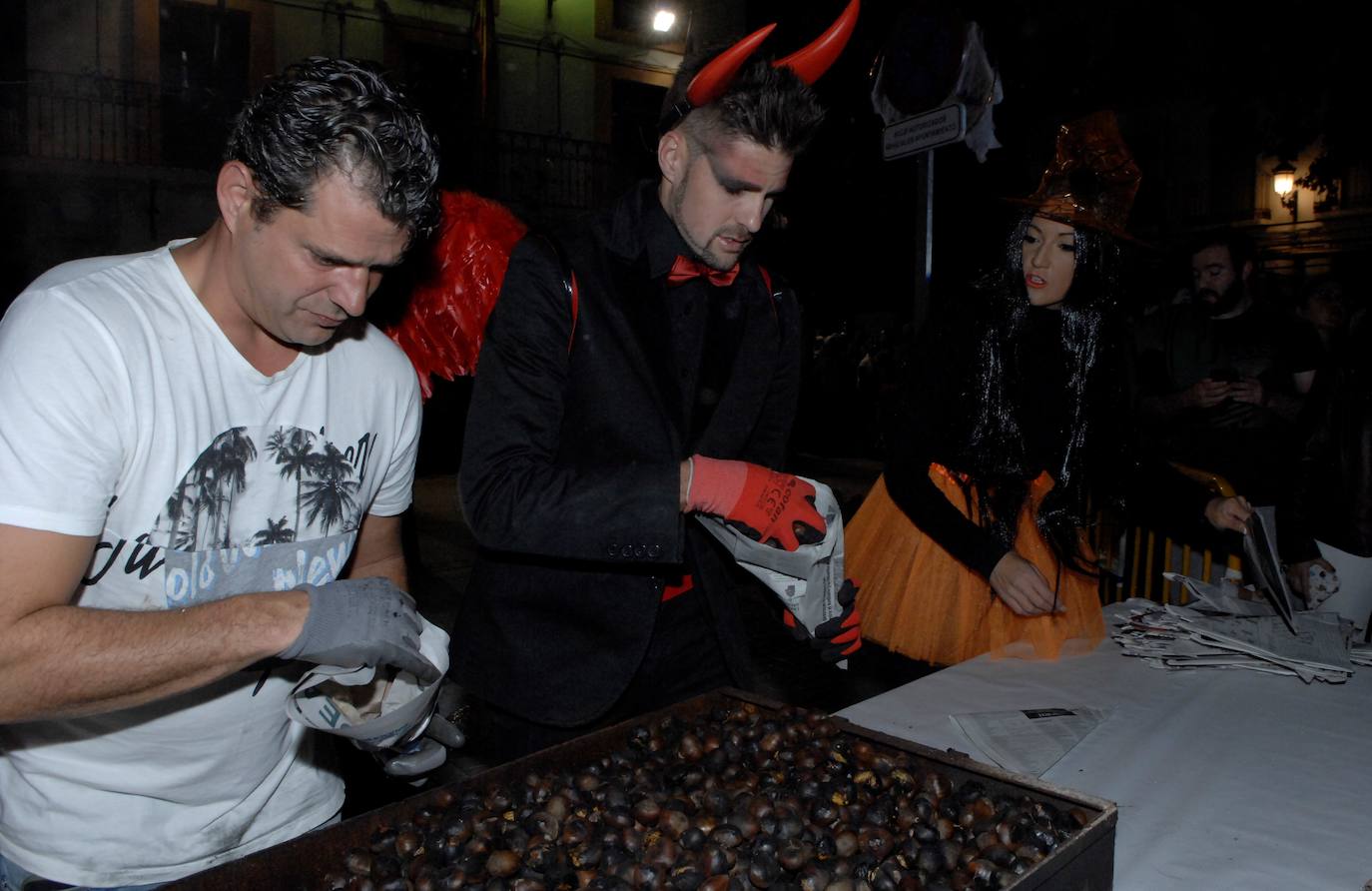 800 kilos de castañas asadas con leña se han degustado en la tradicional Fiesta de la Castaña de Lanjarón