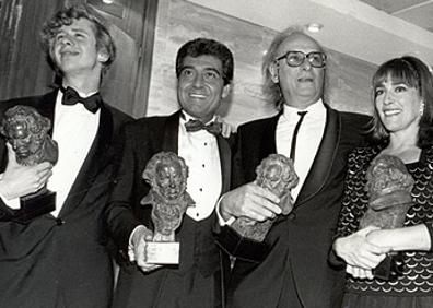 Imagen secundaria 1 - Andrés Pajares junto a Fernando Esteso, con quien rodó nueve taquilleras comedias a las órdenes de Mariano Ozores. Junto a Gabino Diego, Carlos Saura y Carmen Maura, con el Goya que obtuvo en 1991 como actor protagonista de '¡Ay, Carmela!' y en una de sus primeras apariciones en Televisión Española en 1969.