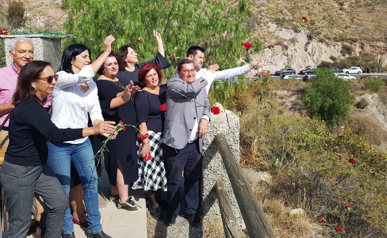 José Entrena, en el centro, durante el acto de campaña. 