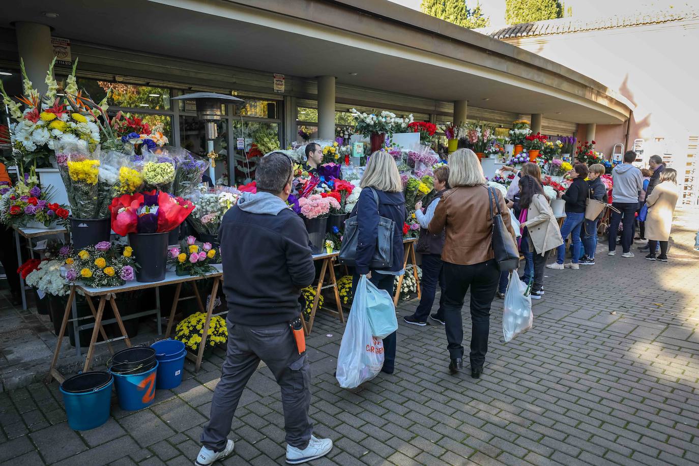 Miles de granadinos han subido hasta el camposanto de la colina de Granada para recordar a sus seres queridos 