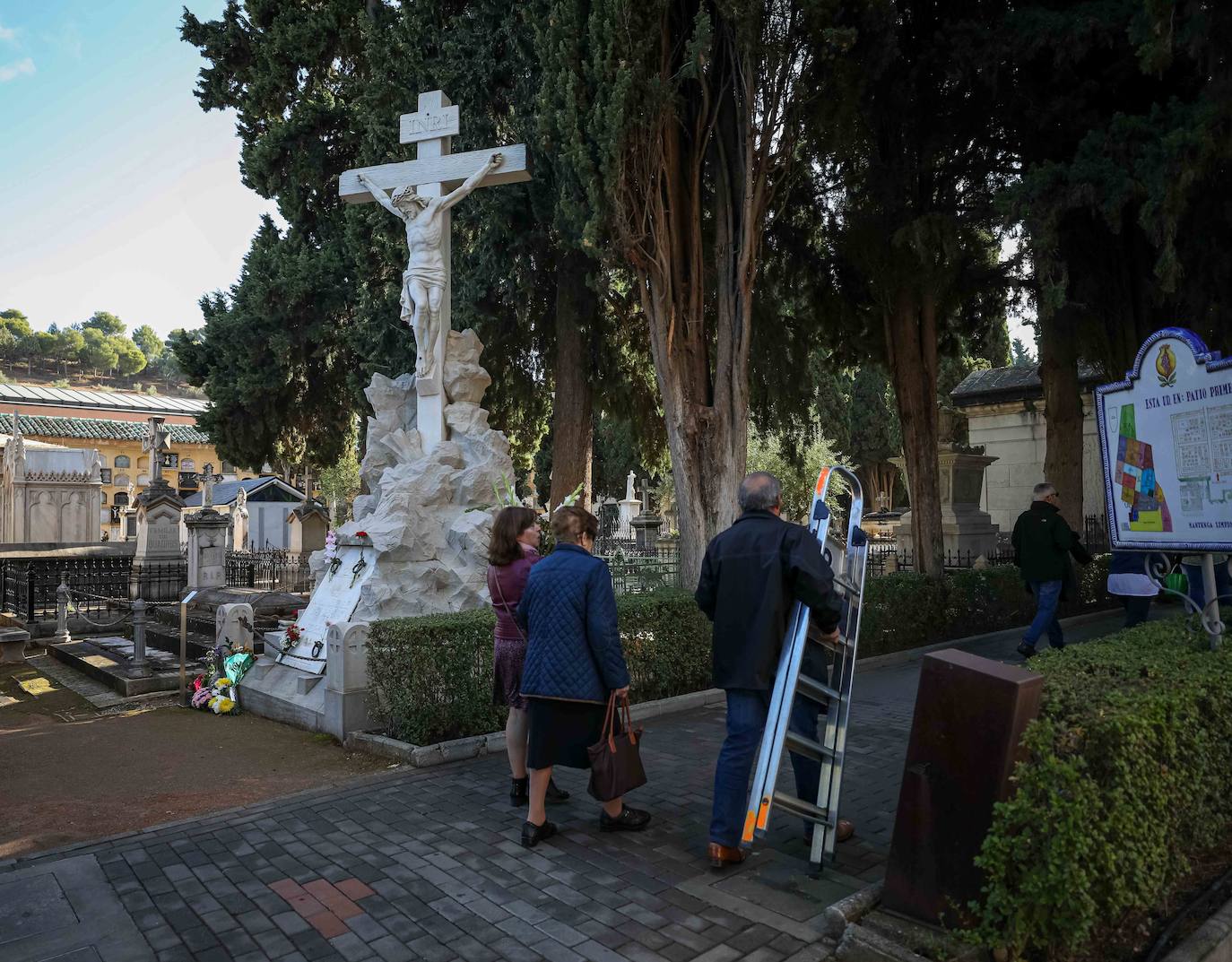 Miles de granadinos han subido hasta el camposanto de la colina de Granada para recordar a sus seres queridos 