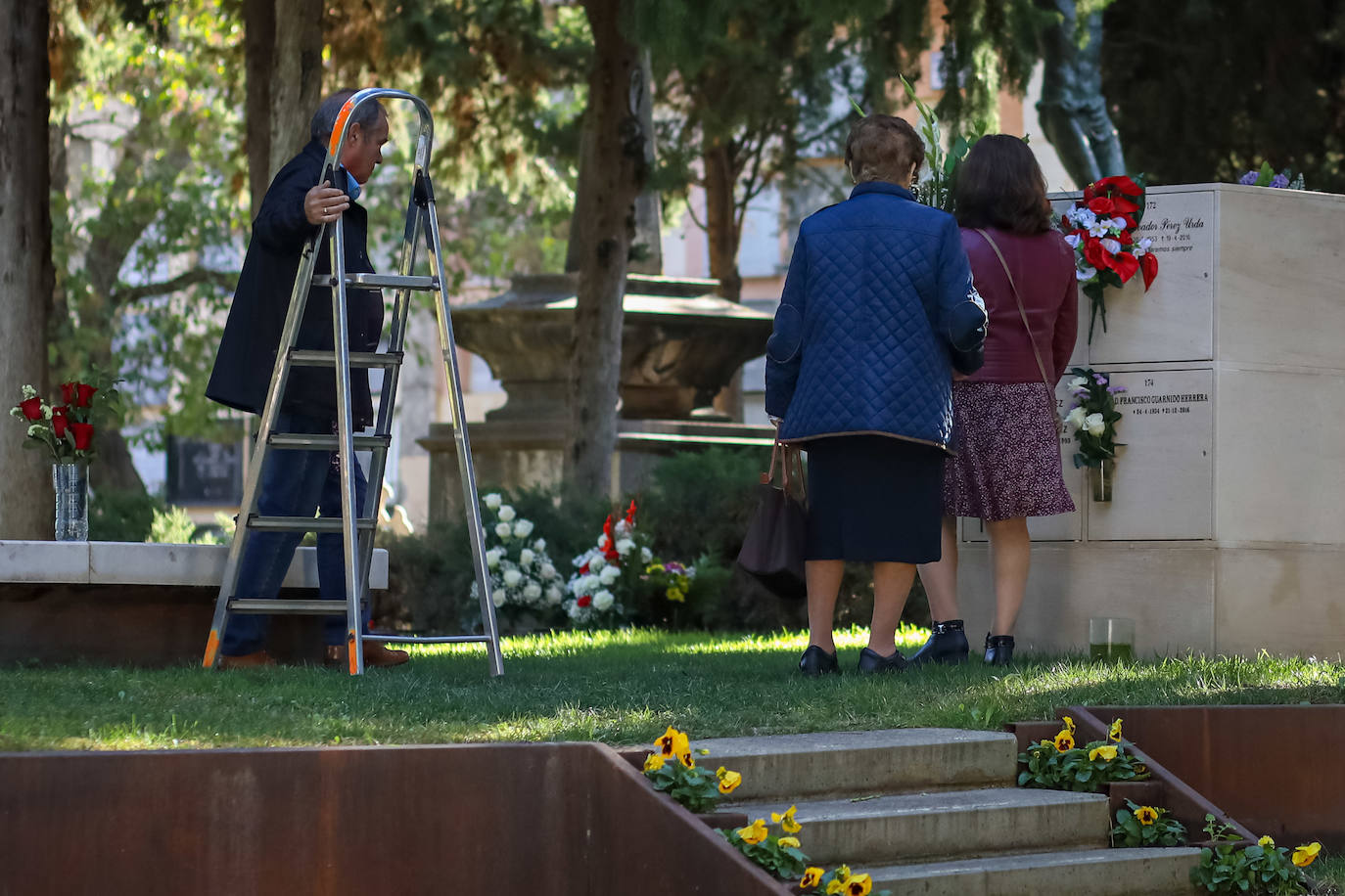Miles de granadinos han subido hasta el camposanto de la colina de Granada para recordar a sus seres queridos 