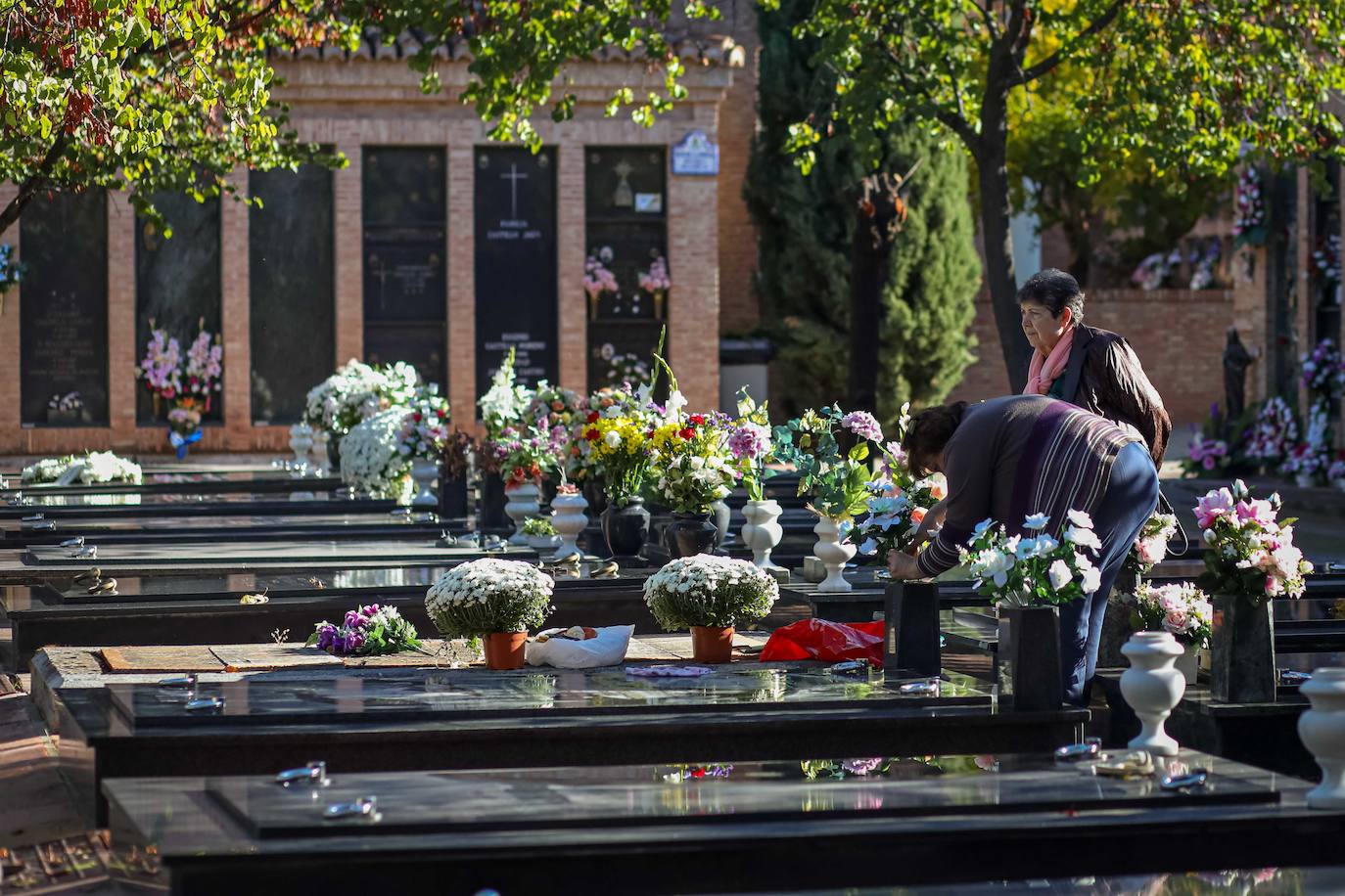 Miles de granadinos han subido hasta el camposanto de la colina de Granada para recordar a sus seres queridos 