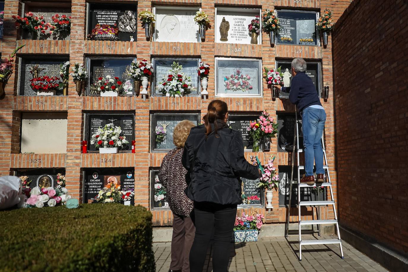 Miles de granadinos han subido hasta el camposanto de la colina de Granada para recordar a sus seres queridos 