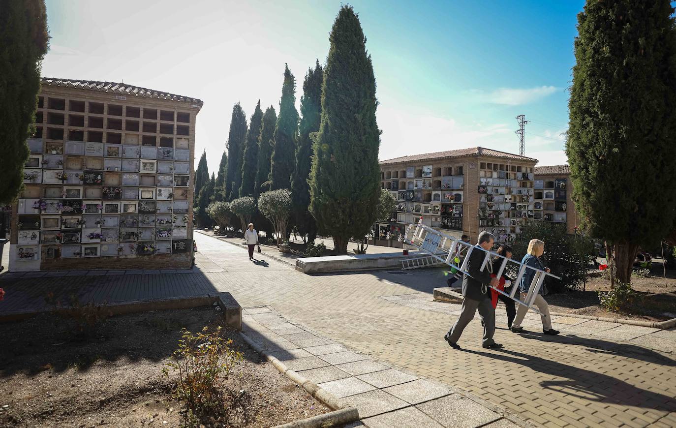 Miles de granadinos han subido hasta el camposanto de la colina de Granada para recordar a sus seres queridos 