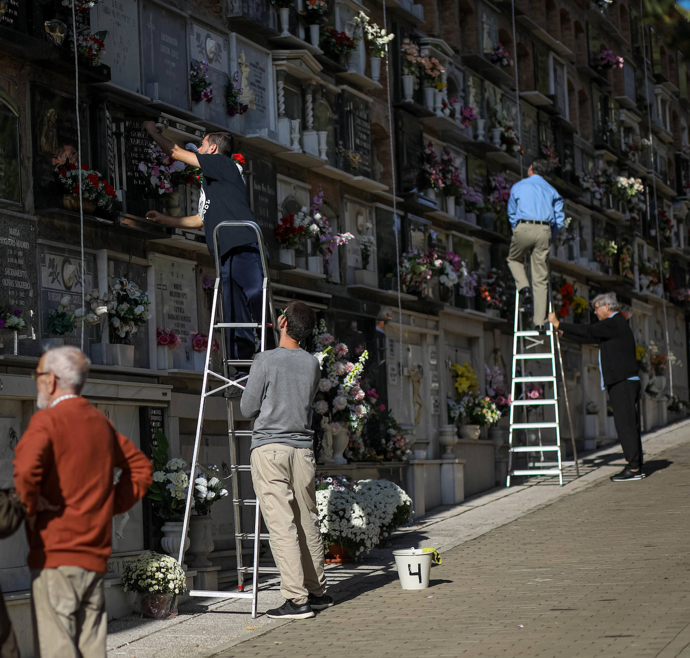 Miles de granadinos han subido hasta el camposanto de la colina de Granada para recordar a sus seres queridos 
