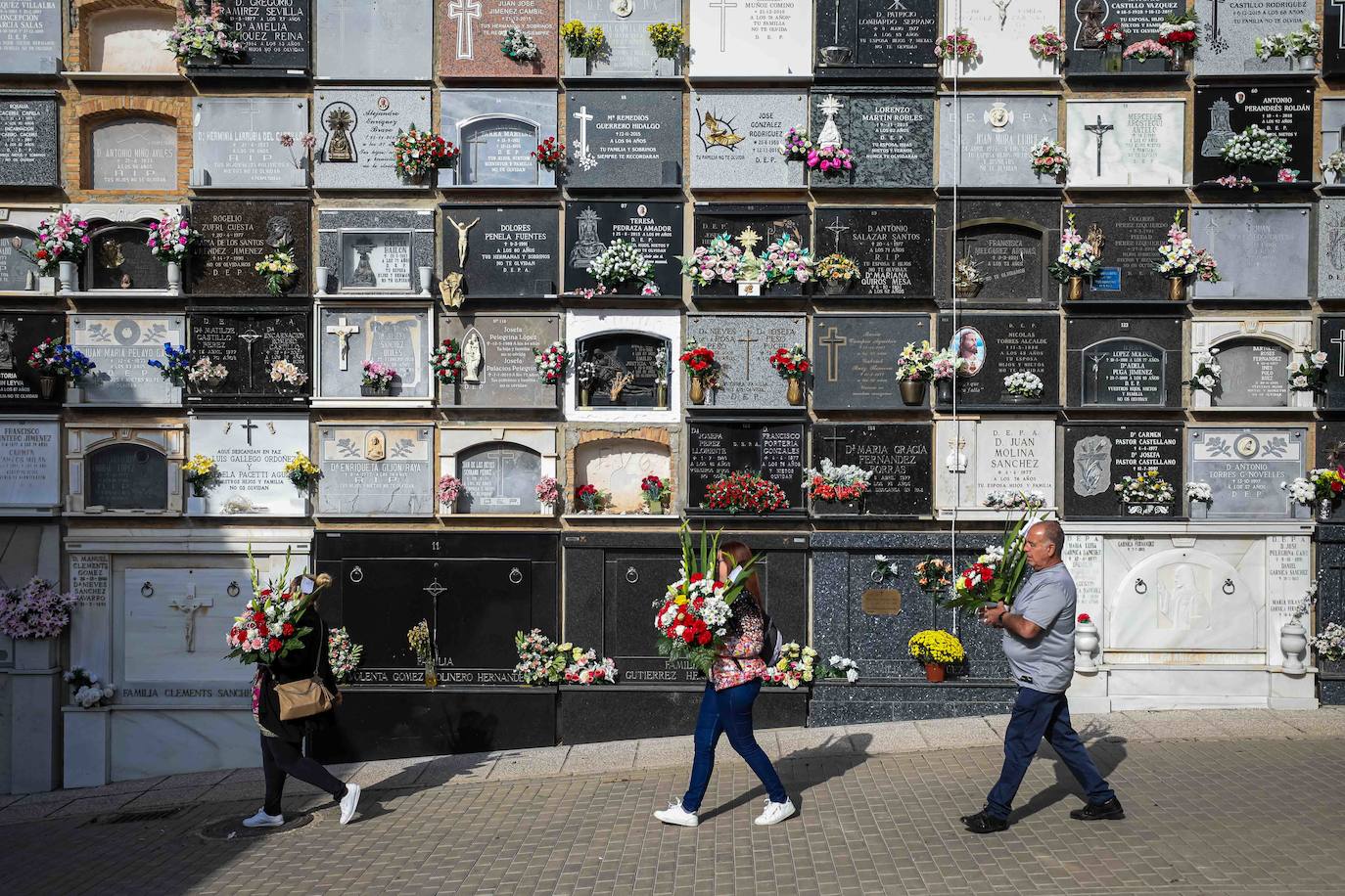 Miles de granadinos han subido hasta el camposanto de la colina de Granada para recordar a sus seres queridos 