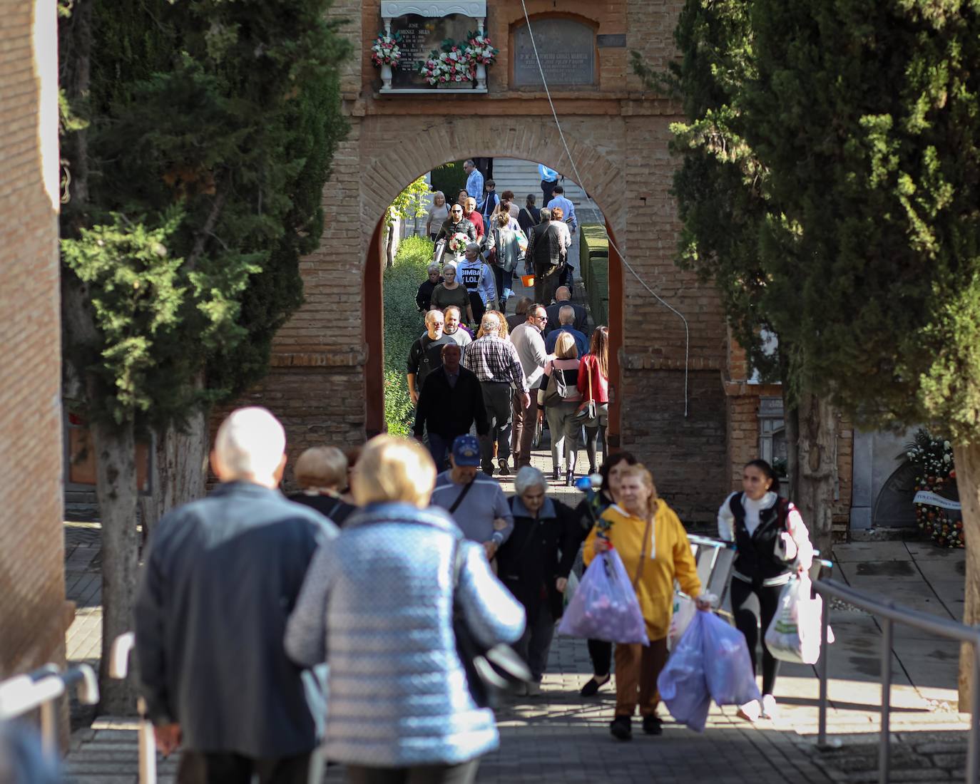 Miles de granadinos han subido hasta el camposanto de la colina de Granada para recordar a sus seres queridos 