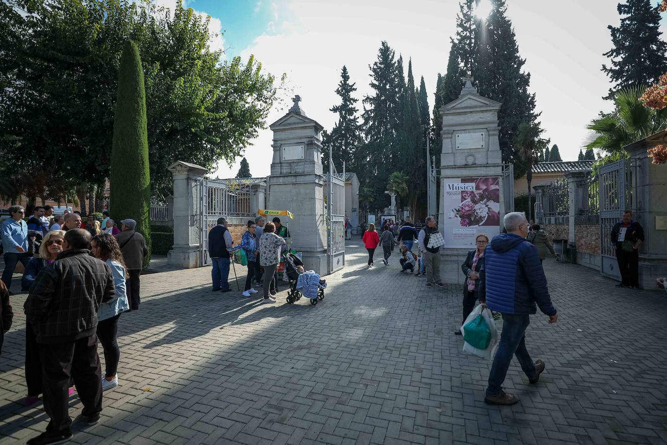 Miles de granadinos han subido hasta el camposanto de la colina de Granada para recordar a sus seres queridos 