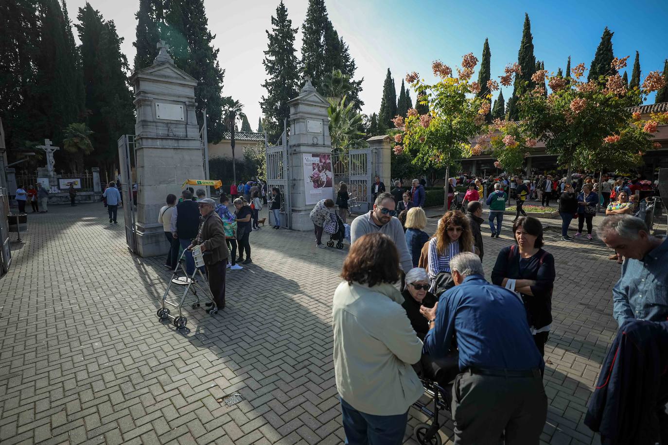 Miles de granadinos han subido hasta el camposanto de la colina de Granada para recordar a sus seres queridos 
