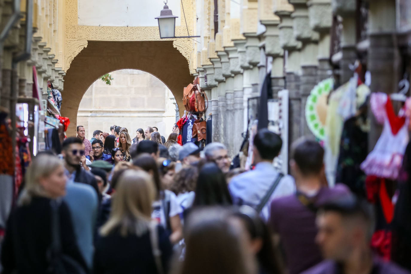 La Alcaicería, a rebosar de gente a lo largo de la jornada de hoy.