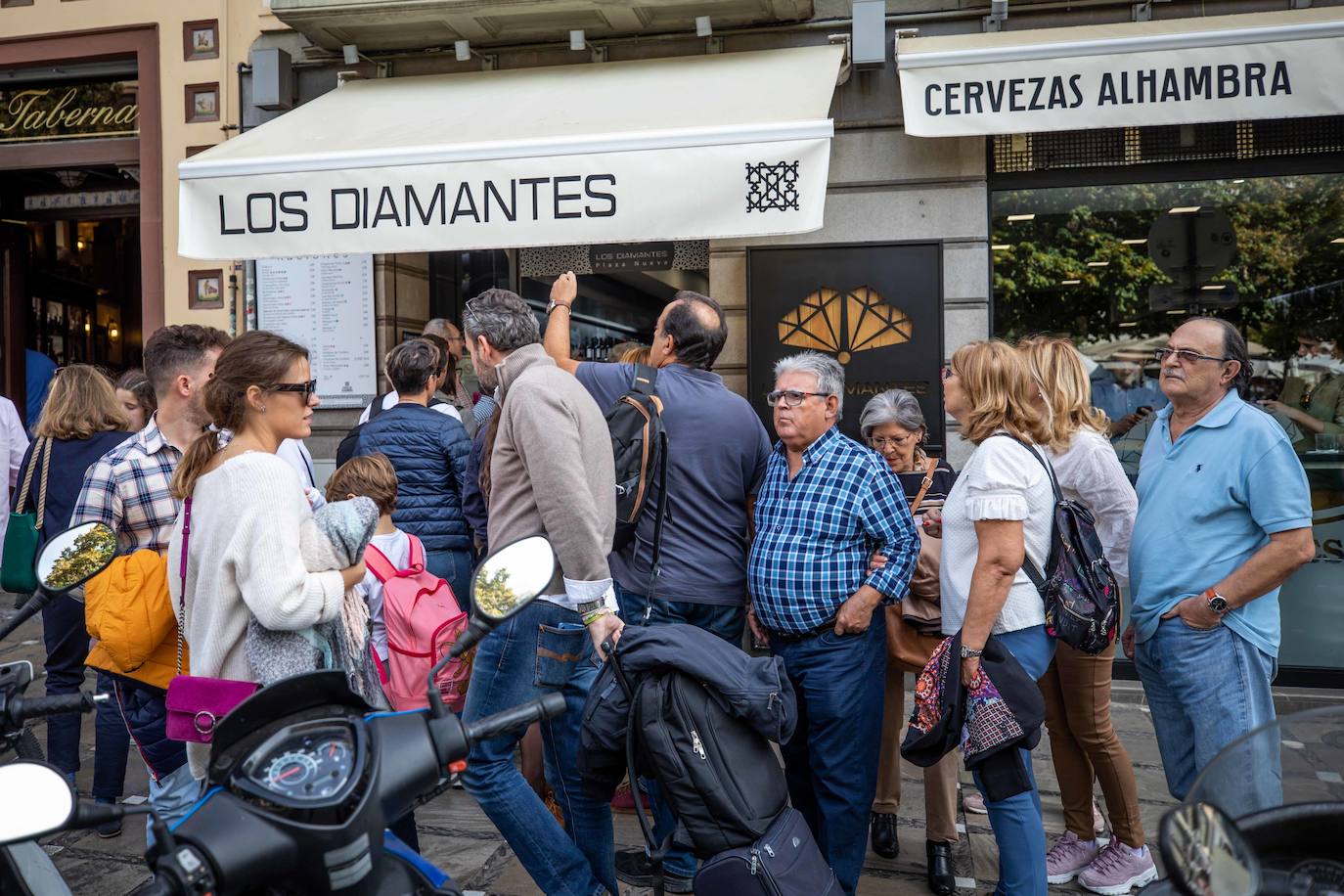 La Alcaicería, a rebosar de gente a lo largo de la jornada de hoy.