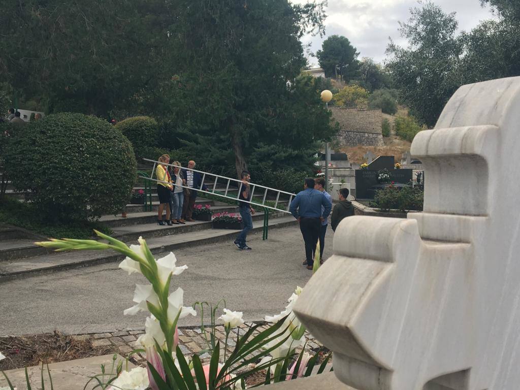 Gran afluencia en los cementerios de la capital, abiertos hasta las siete, en el Día de Todos los Santos 