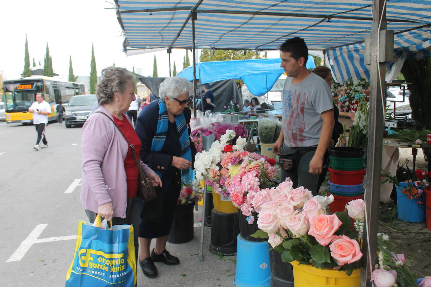 Gran afluencia en los cementerios de la capital, abiertos hasta las siete, en el Día de Todos los Santos 