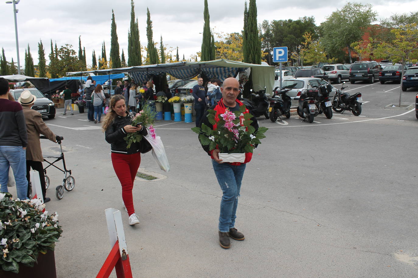 Gran afluencia en los cementerios de la capital, abiertos hasta las siete, en el Día de Todos los Santos 