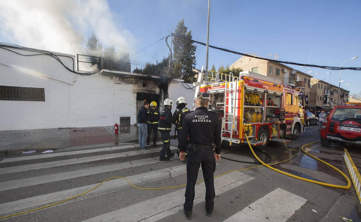 Bomberos trabajan en la extinción de un incendio declarado en un transformador de la barriada de La Paz de Granada en 2016.