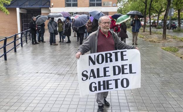 Vecinos de la Zona Norte de Granada protestan por los cortes de luz que sufren en sus casas.