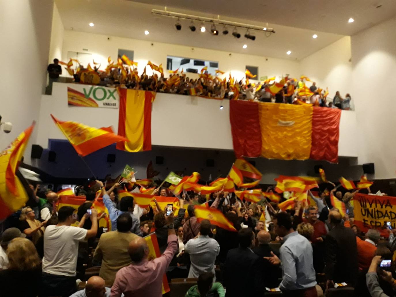 Decenas de motrileños se han congregado para recibir al político madrileño