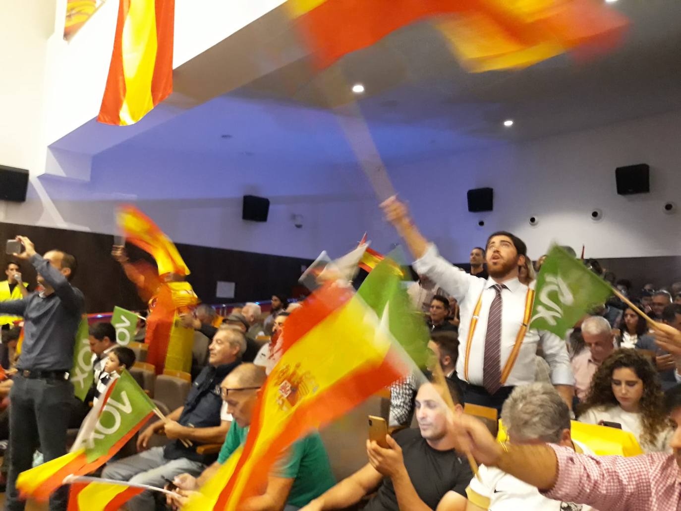 Decenas de motrileños se han congregado para recibir al político madrileño