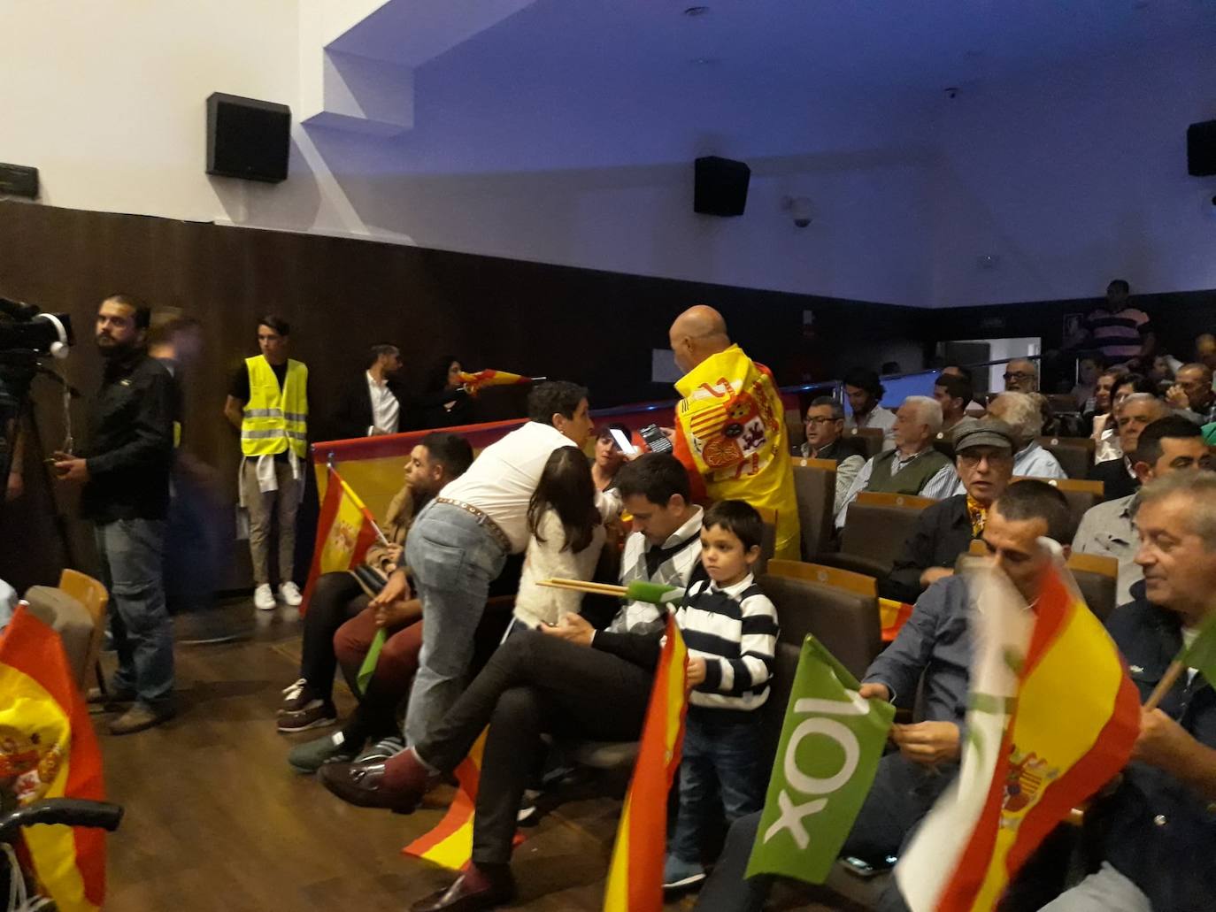 Decenas de motrileños se han congregado para recibir al político madrileño