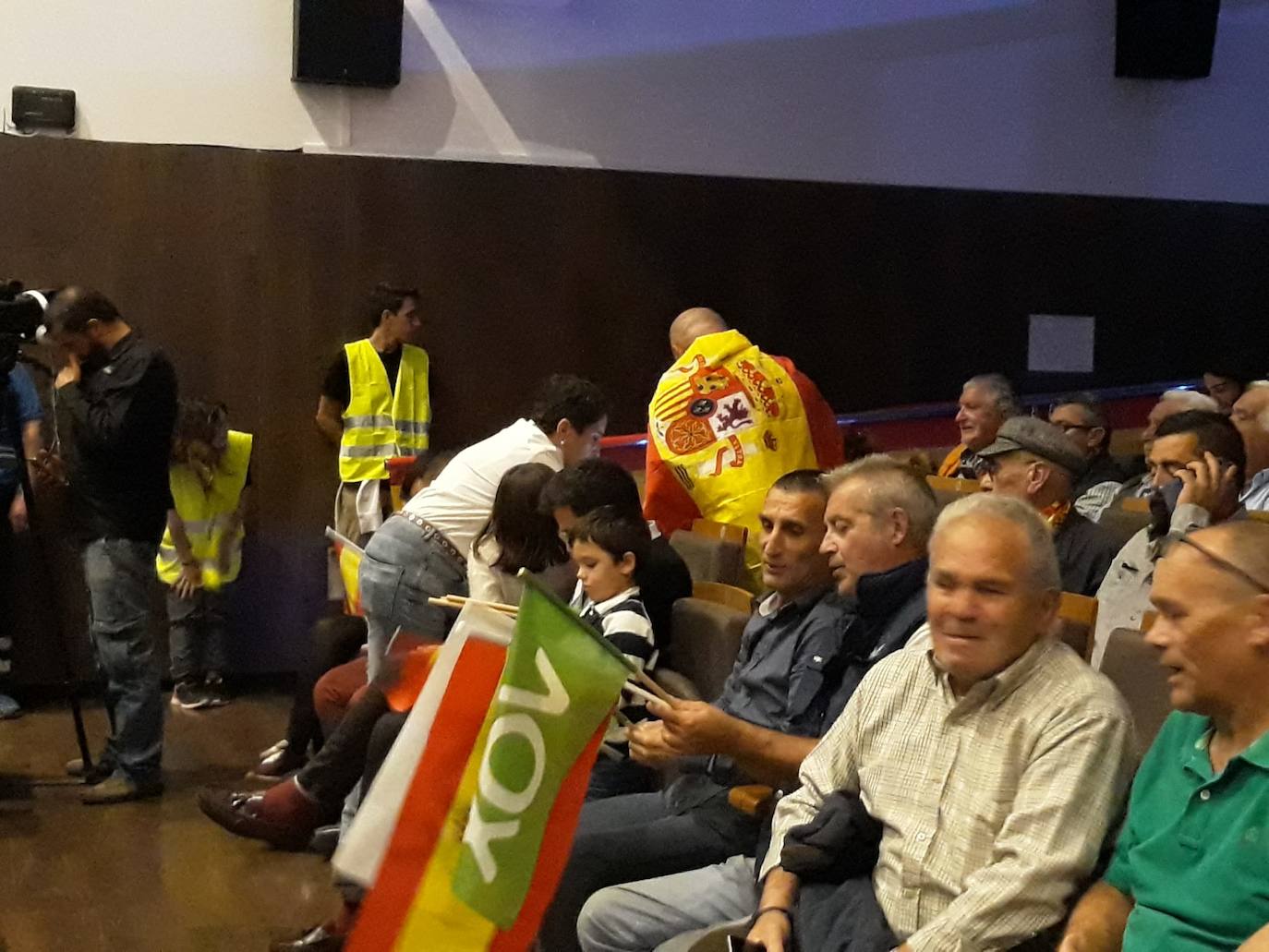 Decenas de motrileños se han congregado para recibir al político madrileño