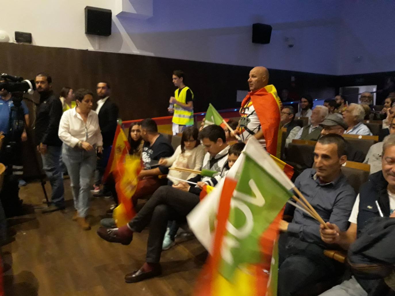 Decenas de motrileños se han congregado para recibir al político madrileño