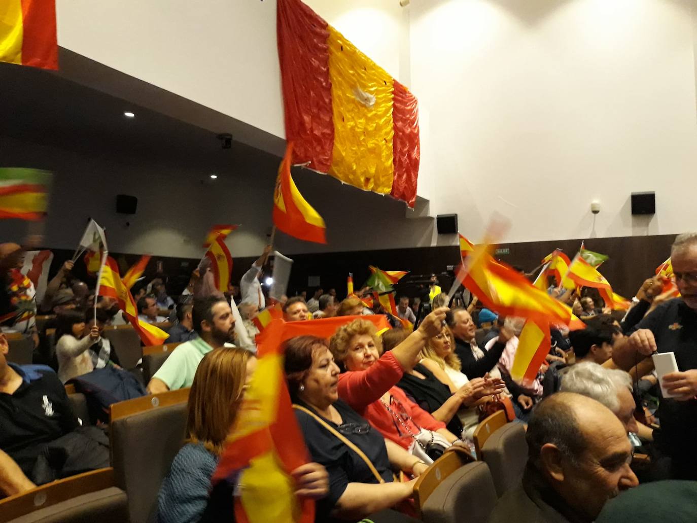 Decenas de motrileños se han congregado para recibir al político madrileño