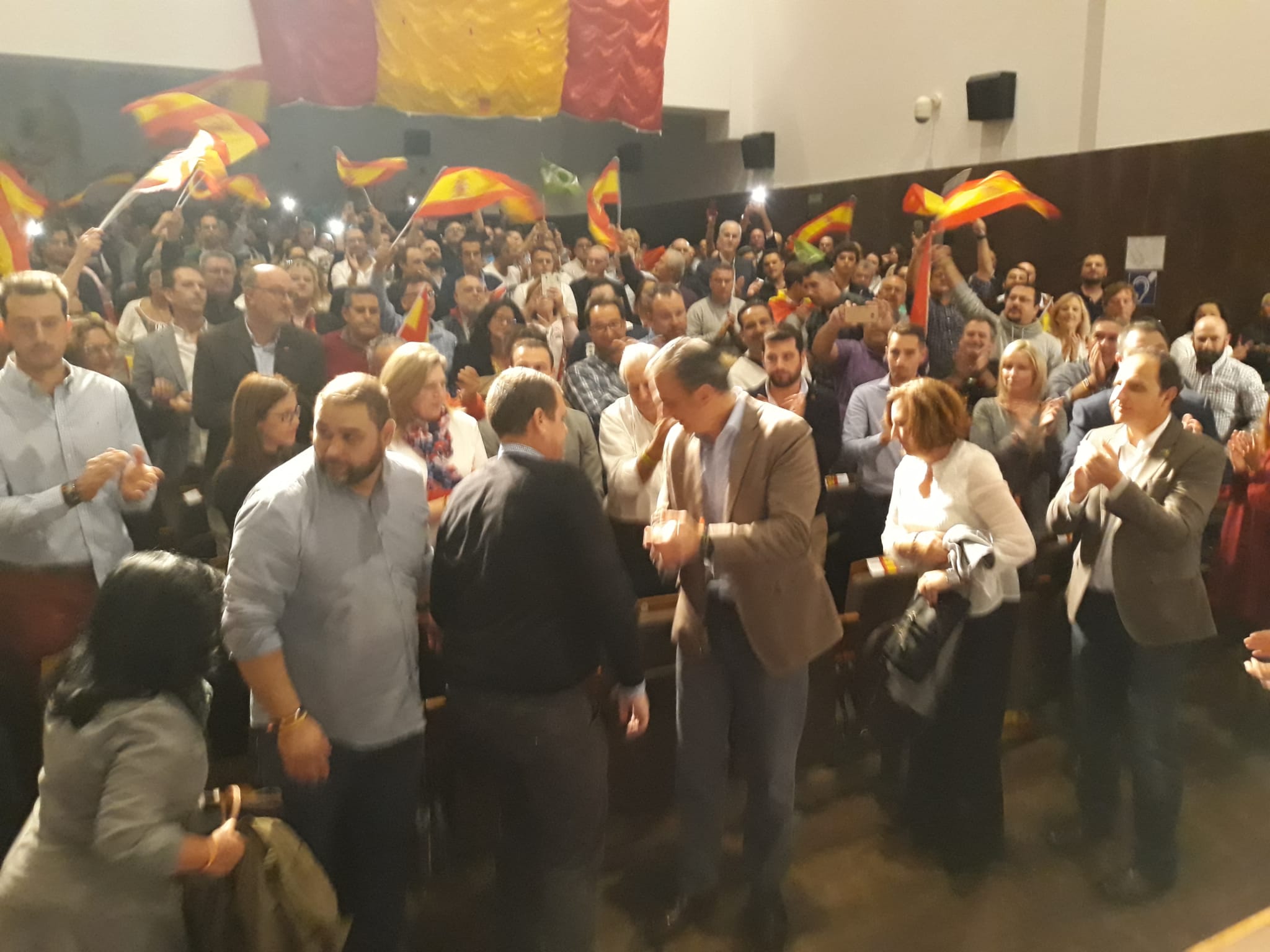 Decenas de motrileños se han congregado para recibir al político madrileño