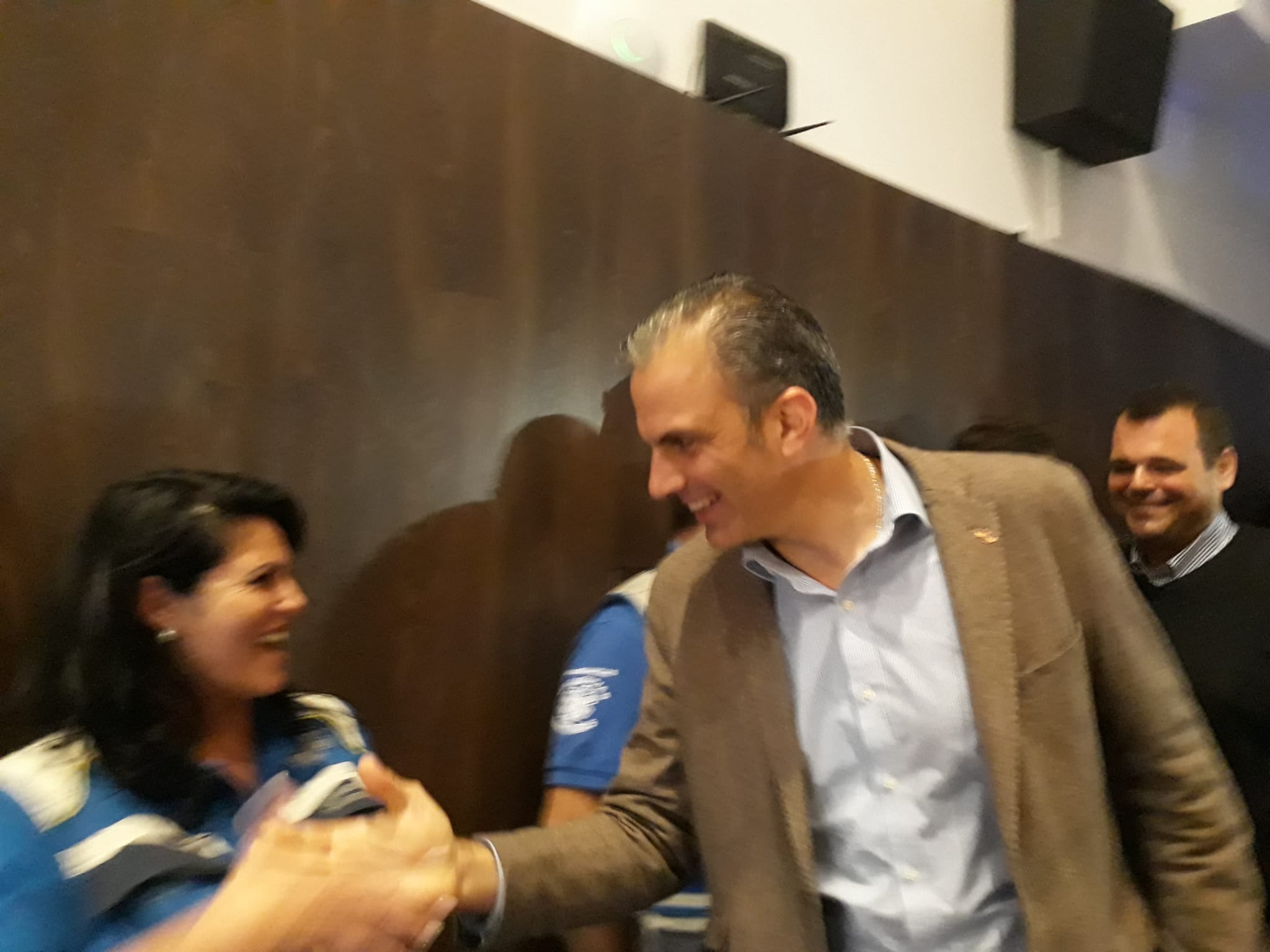 Decenas de motrileños se han congregado para recibir al político madrileño