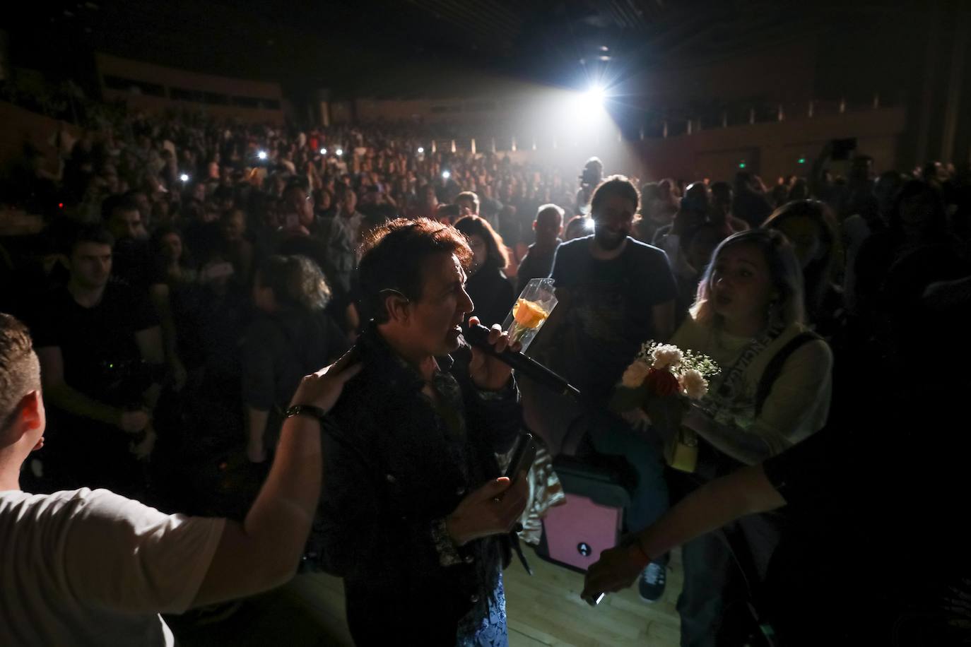 El artista barcelonés cautivó anoche al público granadino en el Palacio de Congresos, donde repasó cuatro décadas de música