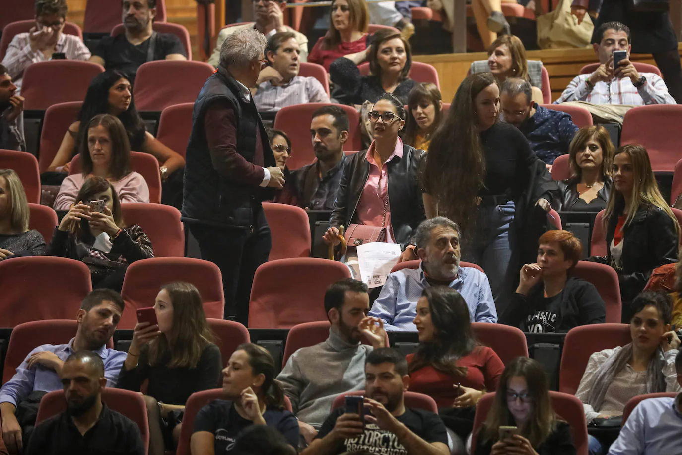 El artista barcelonés cautivó anoche al público granadino en el Palacio de Congresos, donde repasó cuatro décadas de música