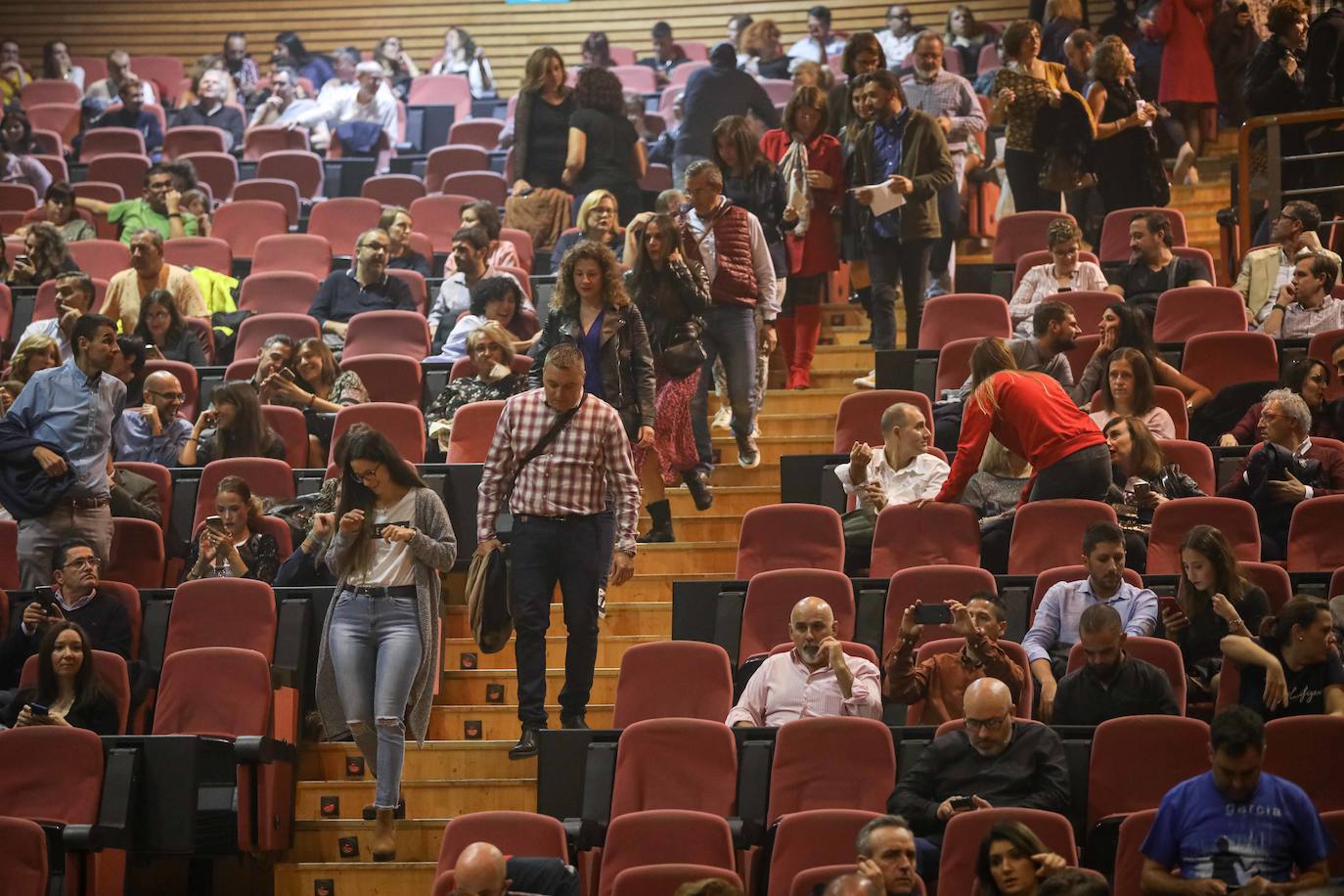 El artista barcelonés cautivó anoche al público granadino en el Palacio de Congresos, donde repasó cuatro décadas de música