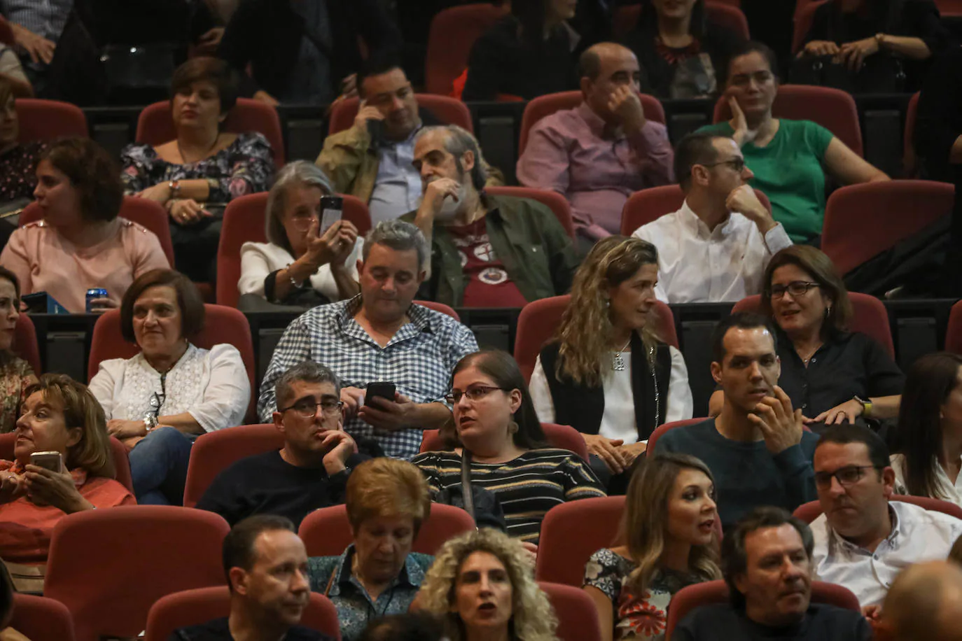 El artista barcelonés cautivó anoche al público granadino en el Palacio de Congresos, donde repasó cuatro décadas de música