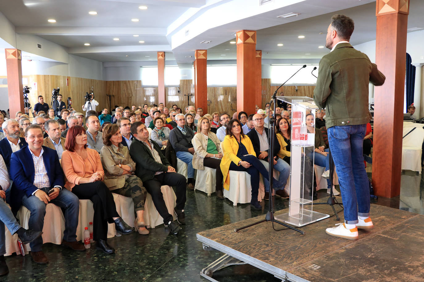 Panorámica del salón donde se realizó el mitni mientras intervenía Felipe Sicilia. 