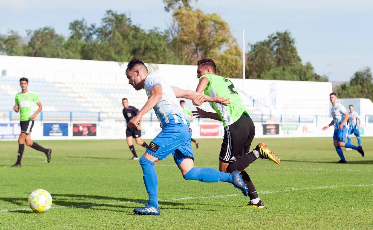 Dani Cara intenta marcharse de un rival. 