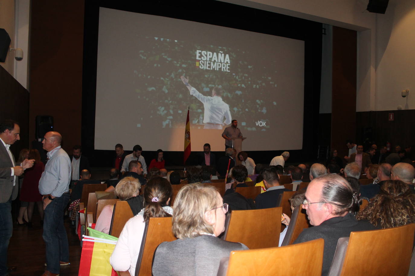 Decenas de motrileños se han congregado para recibir al político madrileño