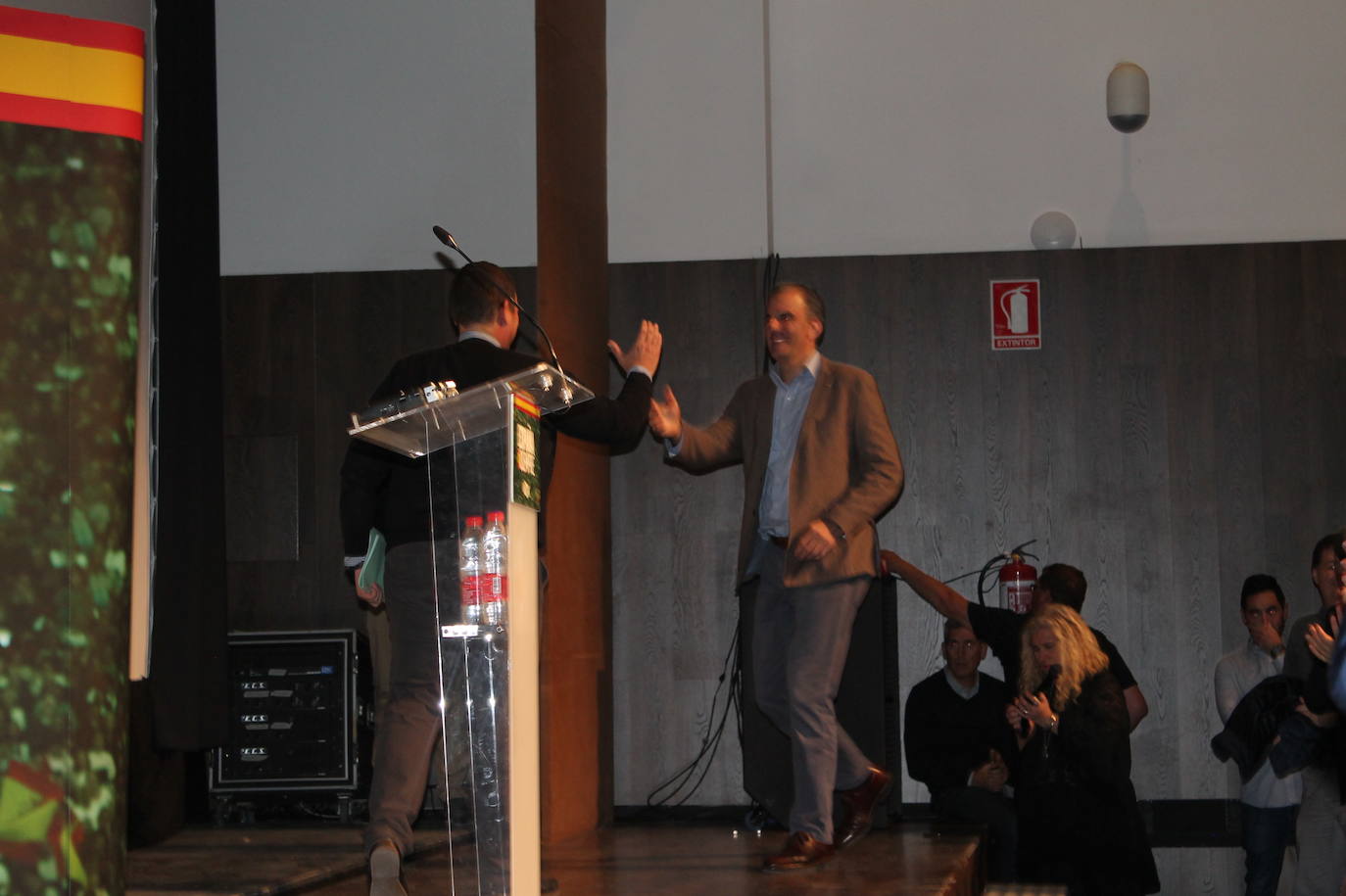 Decenas de motrileños se han congregado para recibir al político madrileño