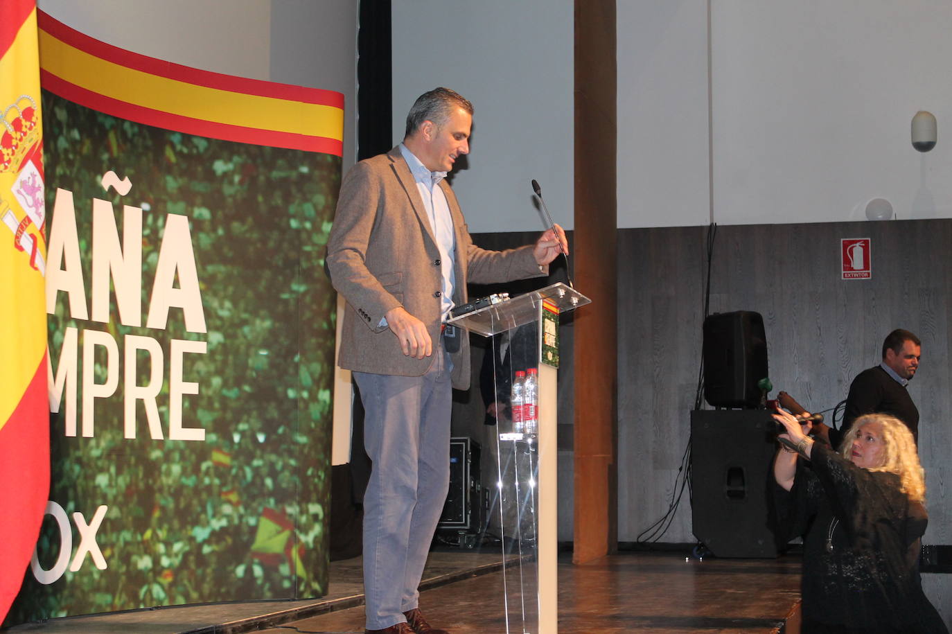 Decenas de motrileños se han congregado para recibir al político madrileño