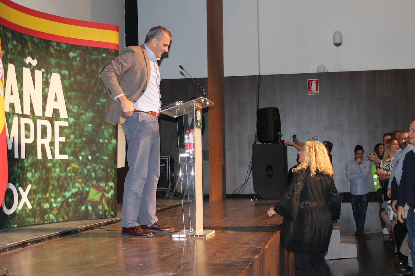 Decenas de motrileños se han congregado para recibir al político madrileño