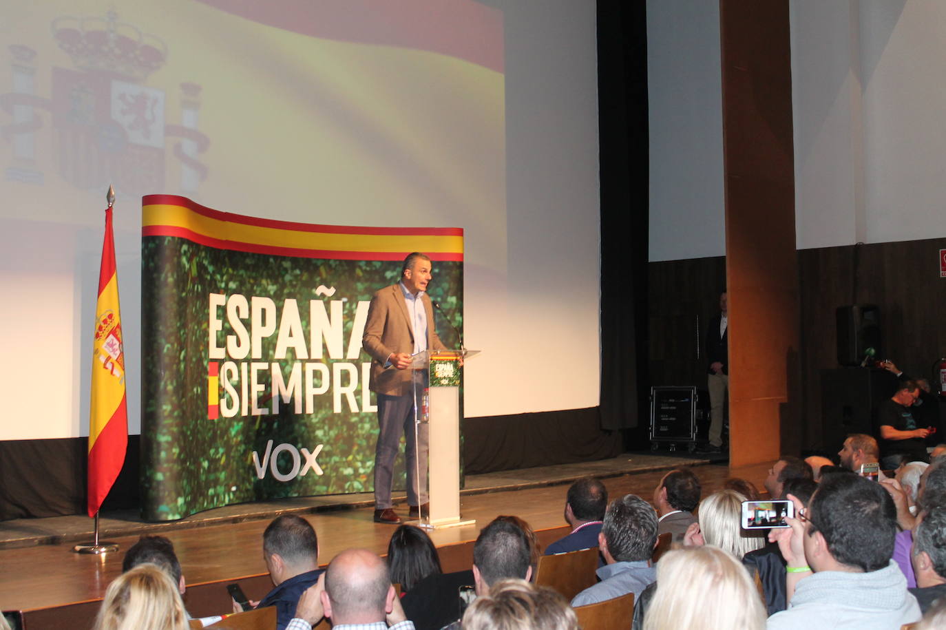 Decenas de motrileños se han congregado para recibir al político madrileño